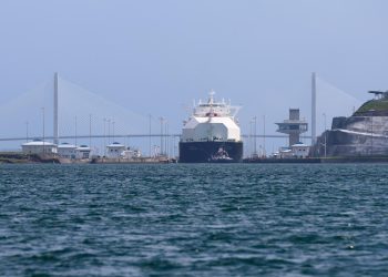 Canal de Panamá inicia reducción de tránsito de buques afectado por El Niño