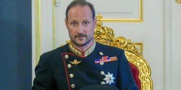 Haakon VIII asume oficialmente el trono de Noruega tras la muerte de Harald V