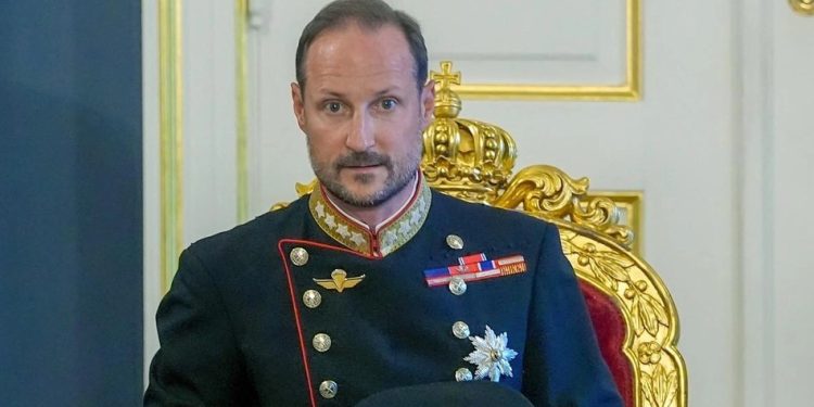 Haakon VIII asume oficialmente el trono de Noruega tras la muerte de Harald V