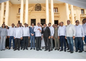 Presidente Abinader entrega 50 camiones compactadores para fortalecer la recogida de basura y proteger la salud de la población