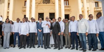 Presidente Abinader entrega 50 camiones compactadores para fortalecer la recogida de basura y proteger la salud de la población
