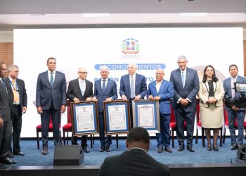Senado reconoce trayectoria profesional de los médicos Ramón Modesto Tallaj y Elbi Eulogio Morla Báez  