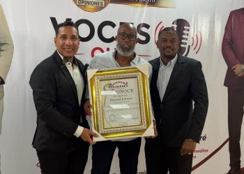 Grupo de Medios Vizcaíno Piñeyro reconoce al director de 002 Radio TV Ing. Pascual Linarez