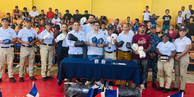 Policía comunitaria participa en programa "Elige la Cancha, No la Calle” en Monte Plata