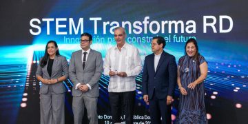 Presidente Abinader respalda creación de laboratorio de semiconductores de la PUCMM 