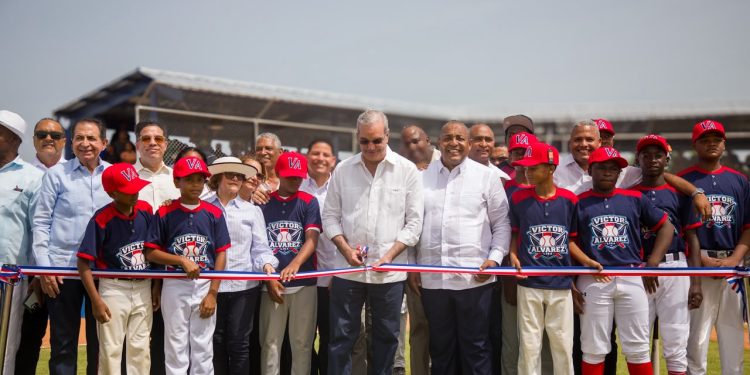 Abinader inaugura campo de béisbol Nelson Mateo en Pizarrete, Peravia, tras 26 años de espera; impactará a unas cinco mil personas