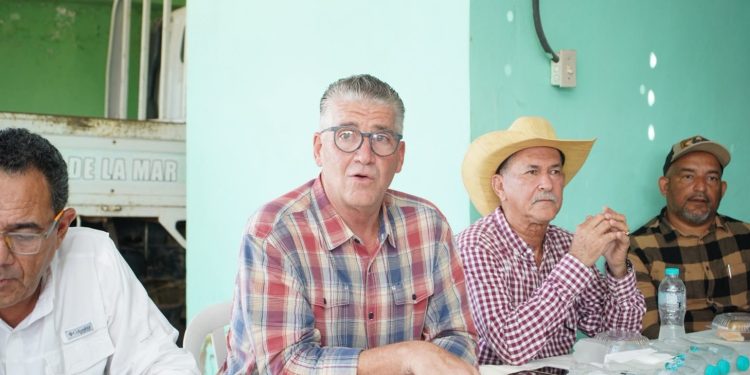 Gobierno consulta a ganaderos de Hato Mayor y El Seibo para fortalecer programas lecheros