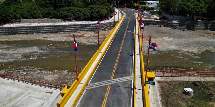 Abinader inaugura puente Los Hierros en Baní, que conectará comunidades y fortalecerá producción agrícola