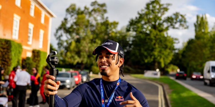 ¡Primera victoria! RD Javi vence a piloto de F1 en prácticas antes de enfrentar a Max Verstappen en Silverstone
