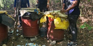 PN junto al MP desmantela laboratorio clandestino y ocupa más de 10 mil litros de bebidas alcohólicas adulteradas