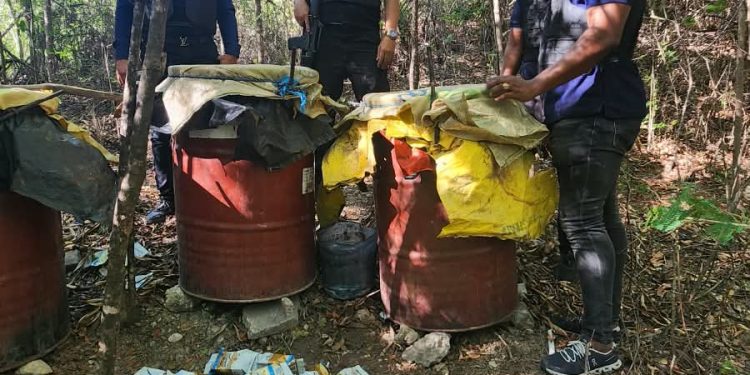 PN junto al MP desmantela laboratorio clandestino y ocupa más de 10 mil litros de bebidas alcohólicas adulteradas