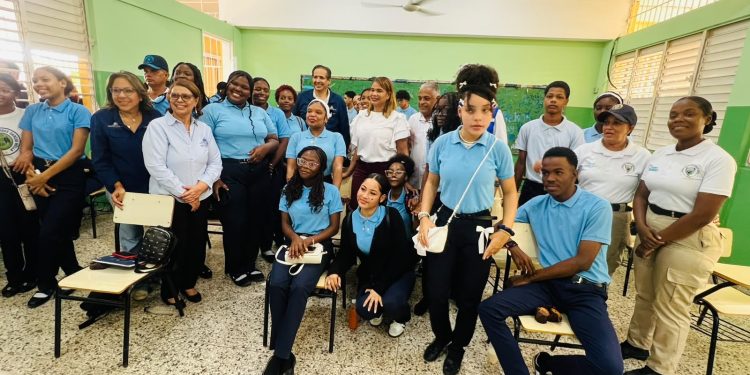 Policía Comunitaria orienta a jóvenes sobre riesgos de la hookah y el vapeador durante operativo “Más Salud”