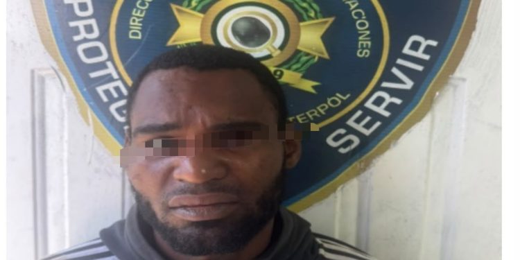 Policía apresa en flagrante delito a alias “Ratón” por robo a banca de lotería, le ocupan más de 22,000 pesos y una motocicleta en Monte Plata