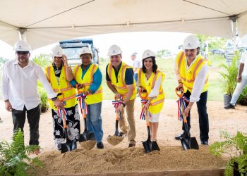 Ministro Jean Luis Rodríguez da primer palazo para la construcción del Residencial Las Acacias III en SDE