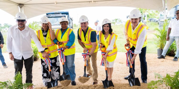 Ministro Jean Luis Rodríguez da primer palazo para la construcción del Residencial Las Acacias III en SDE