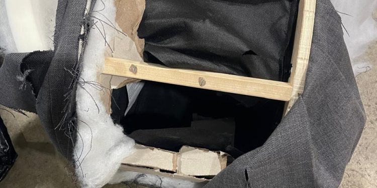 Ocupan 11 paquetes de presumible marihuana ocultismo en muebles en el AILA