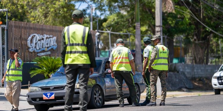 INTRANT y DIGESETT fiscalizan 12 conductores de concho en Santiago