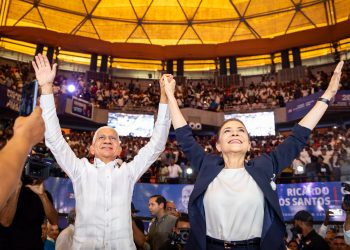 Carolina presenta a Ricardo de los Santos como su jefe de campaña