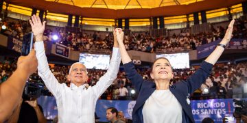 Carolina presenta a Ricardo de los Santos como su jefe de campaña