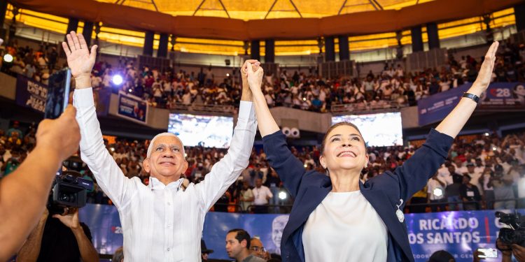 Carolina presenta a Ricardo de los Santos como su jefe de campaña