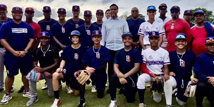 Nelson Cruz lleva mensaje de motivación y exhorta a la selección U15 a representar con orgullo al país