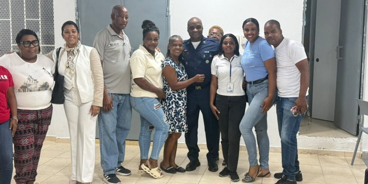 Policía Comunitaria se reúne con líderes comunitarios y presidentes de juntas de vecinos, en el sector Villa Penca Haina, S.C