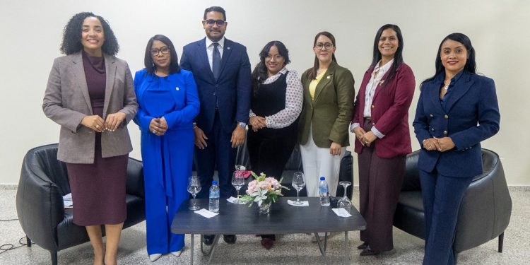Miembros de la Policía Nacional fortalecen conocimientos sobre el nuevo Código Penal en el IPES