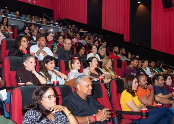La Fábrica de Bodas” conquista los cines dominicanos con salas llenas en sus primeros días de estreno