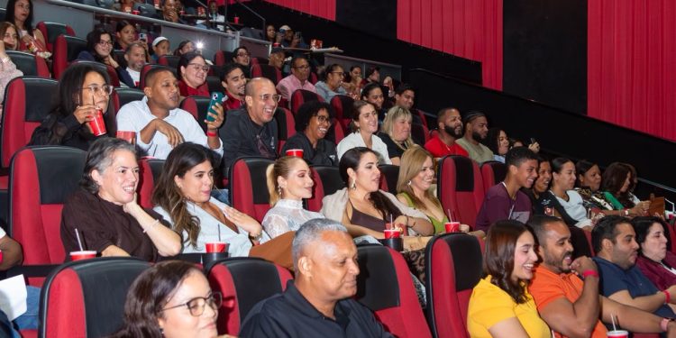 La Fábrica de Bodas” conquista los cines dominicanos con salas llenas en sus primeros días de estreno