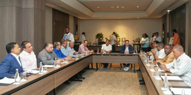 Gobierno y G-12 analizan impacto del alza de los combustibles y buscan alternativas para el sector transporte