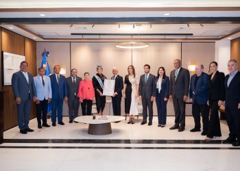 Senado reconoce a Miss Mundo 2026 Joheirry Mola por su trayectoria y logros en representación del país