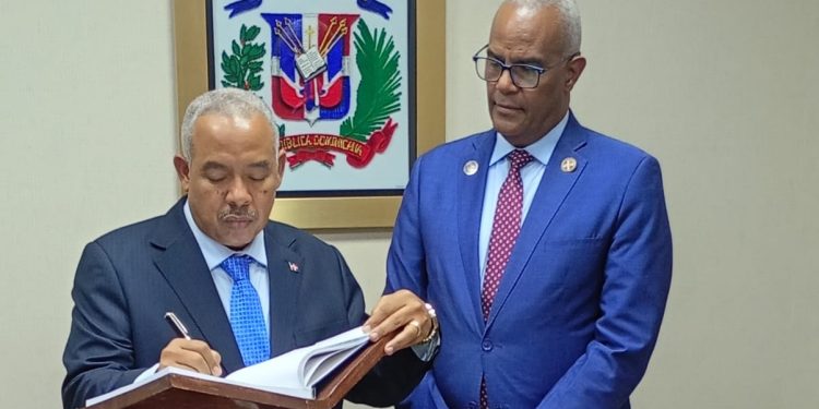 Empresario dominicano radicado en Mozambique visita la Hermandad de Veteranos