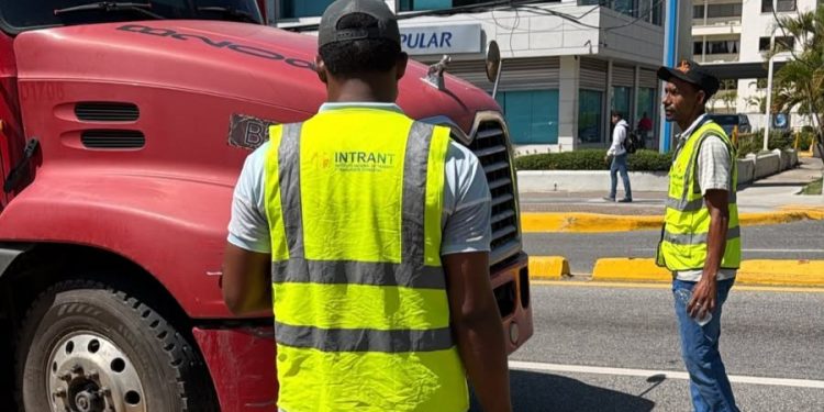INTRANT, DIGESETT y MOPC retienen 28 vehículos pesados por circular sin autorización