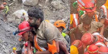 Rescatan con vida a dos trabajadores de un túnel en Nepal tras diez días atrapados por la riada