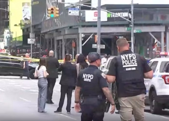 Mujer mata a una persona y deja herida a otra en un apuñalamiento al azar en Times Square