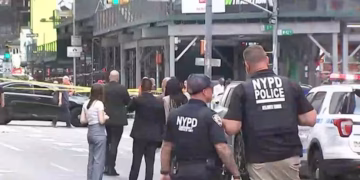Mujer mata a una persona y deja herida a otra en un apuñalamiento al azar en Times Square