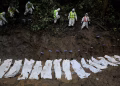 Se realizan los funerales masivos en Nepal mientras el número de muertos ya supera los 1,000