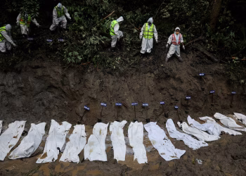 Se realizan los funerales masivos en Nepal mientras el número de muertos ya supera los 1,000