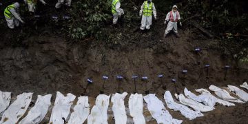 Se realizan los funerales masivos en Nepal mientras el número de muertos ya supera los 1,000