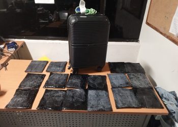 Detienen mujer en AILA con 16 láminas de presunta cocaína ocultas en pantalones jeans