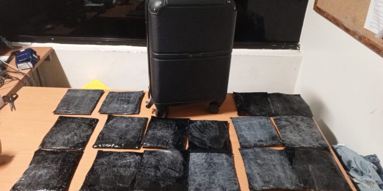 Detienen mujer en AILA con 16 láminas de presunta cocaína ocultas en pantalones jeans