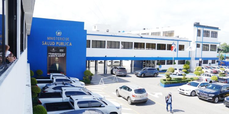 Ministerio de Salud dispone intervención simultánea en ocho hospitales para evaluar atención materno-infantil