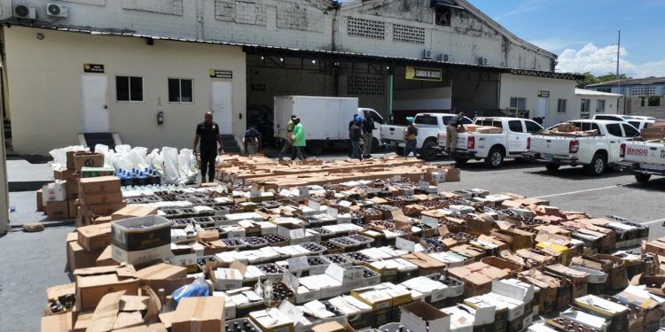 Pro Consumidor, CECCOM y MP desmantelan una de las mayores fábricas clandestinas de alcohol adulterado