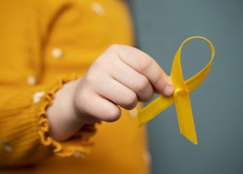Este septiembre, el lazo dorado de la concienciación sobre el cáncer infantil debe representar esperanza, pero también compromiso