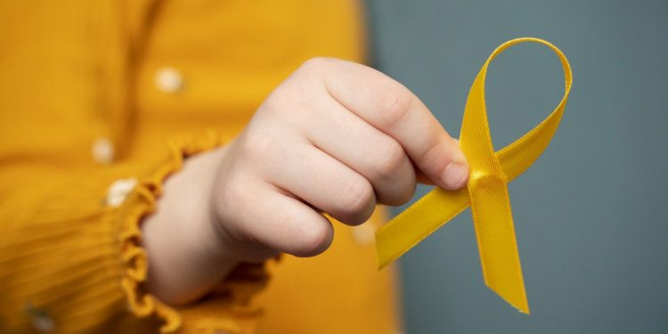 Este septiembre, el lazo dorado de la concienciación sobre el cáncer infantil debe representar esperanza, pero también compromiso
