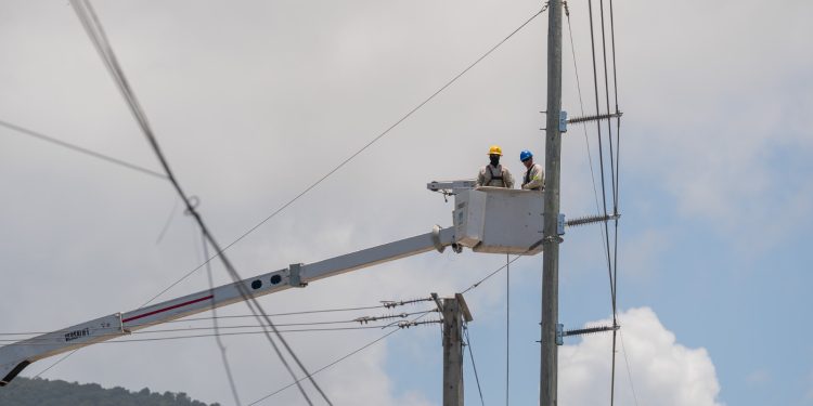 ETED mejora seguridad de la infraestructura eléctrica con trabajos de mantenimiento en línea 69 KV Pimentel-Macorís
