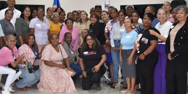 Ministerio de la Mujer capacita a líderes comunitarios sobre violencia de género