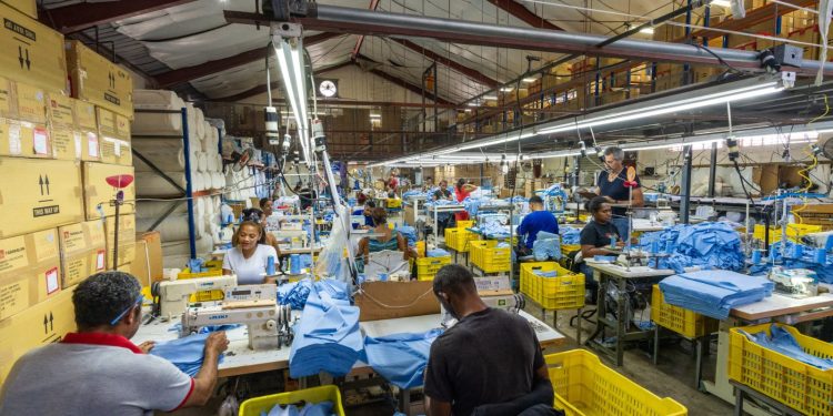 Asociaciones de la industria textil y del calzado respaldan a Adolfo Pérez y reconocen avances en licitación escolar