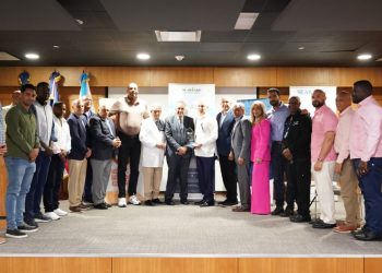Ramón Tallaj visita la Ciudad Sanitaria y recibe reconocimientos por su labor en favor de la salud