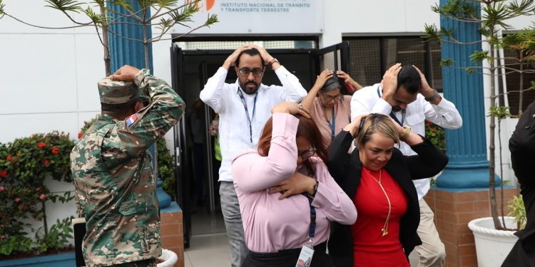 INTRANT evacúa sus instalaciones en 1 minuto y 35 segundos durante simulacro nacional contra terremotos